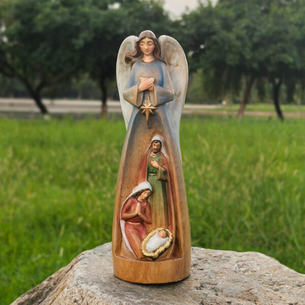 The statue of the Holy Family under the gaze of the Archangel of Divine Guardianship inherits the light of faith. - 图片 2