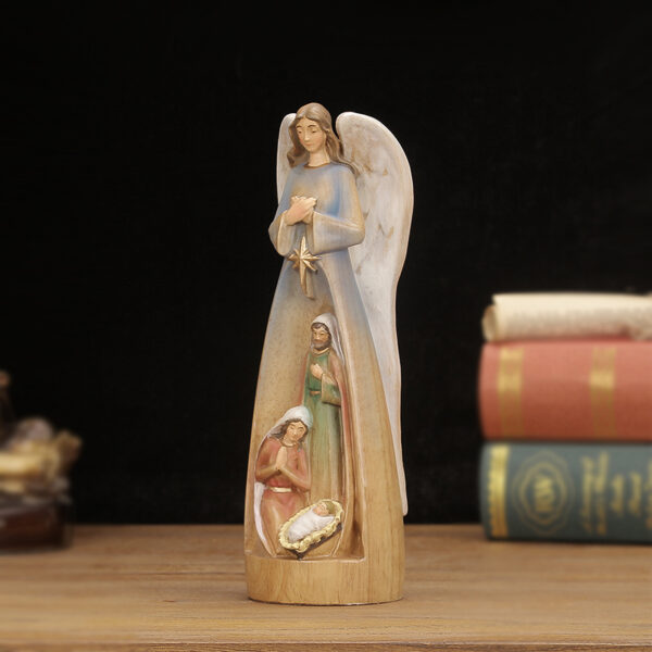 The statue of the Holy Family under the gaze of the Archangel of Divine Guardianship inherits the light of faith. - 图片 4
