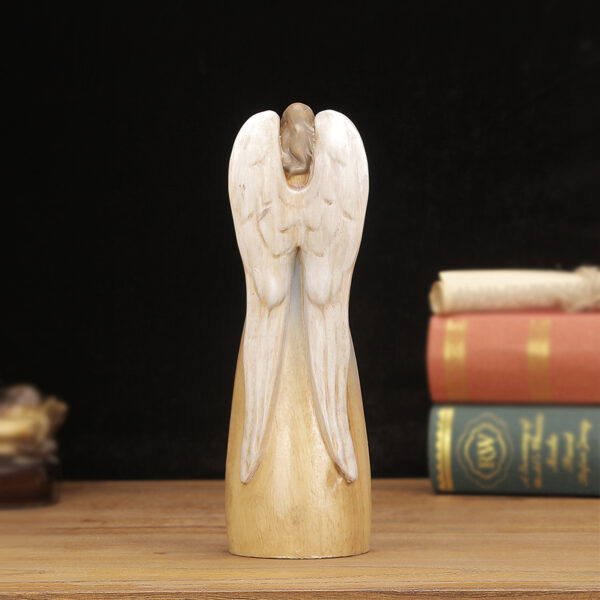 The statue of the Holy Family under the gaze of the Archangel of Divine Guardianship inherits the light of faith. - 图片 5