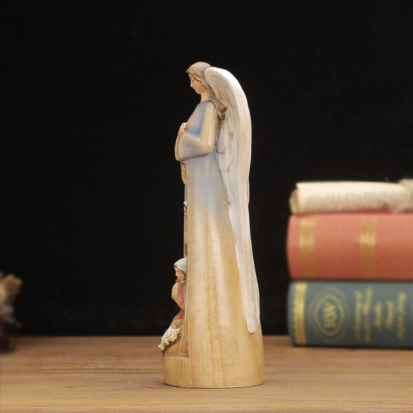 The statue of the Holy Family under the gaze of the Archangel of Divine Guardianship inherits the light of faith. - 图片 6