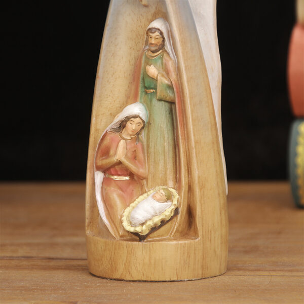 The statue of the Holy Family under the gaze of the Archangel of Divine Guardianship inherits the light of faith. - 图片 7